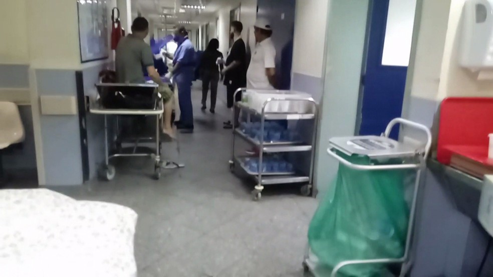 Pacientes estão internados nos corredores do Hospital Salgado Filho, no Méier (Foto: Reprodução/ TV Globo)