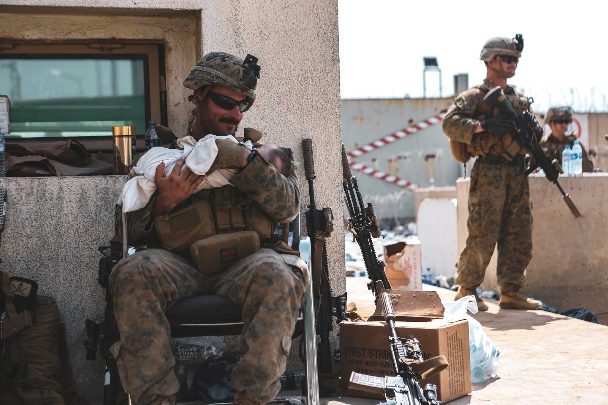 Soldado americana ampara bebê no Afeganistão (Foto: Reprodução/Facebook/U.S. Department of Defense)