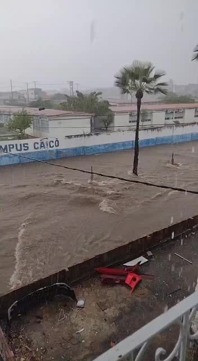 Ruas ficam alagadas após fortes chuvas em Caicó, RN