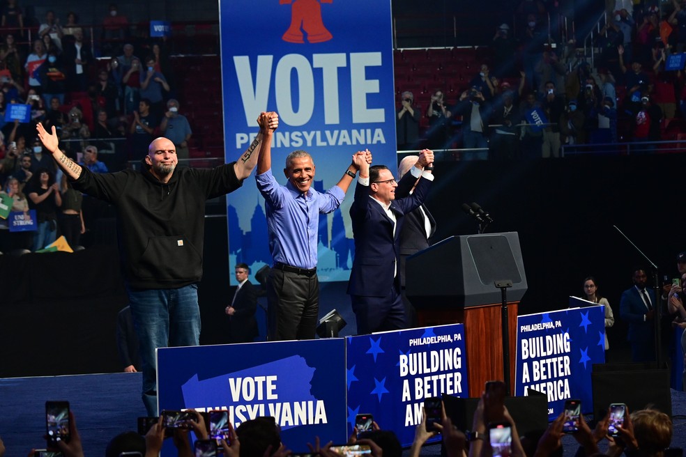 John Fetterman, Barack Obama, Josh Shapiro e Joe Biden durante comício na Pensilvânia no sábado — Foto: Mark Makela/AFP