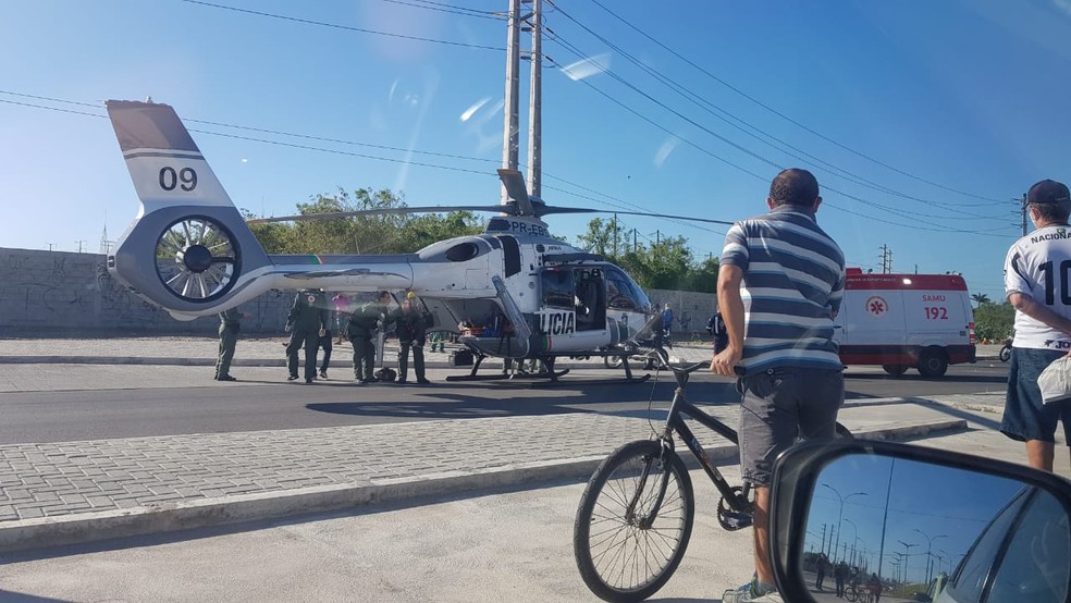 Aeronave desce na pista no Bairro Dias Macedo  — Foto: Reprodução