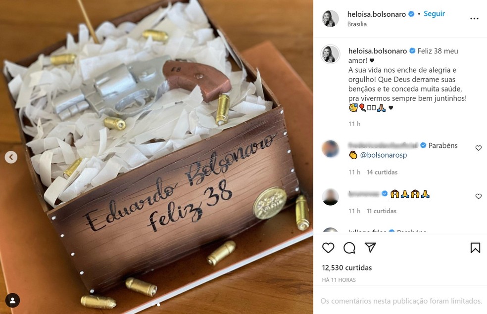 Eduardo Bolsonaro comemora aniversário com bolo em formato de arma e munição — Foto: Instagram/Reprodução