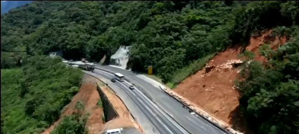 BR-376 é liberada parcialmente nove dias após deslizamento de terra   — Foto: RPC Curitiba