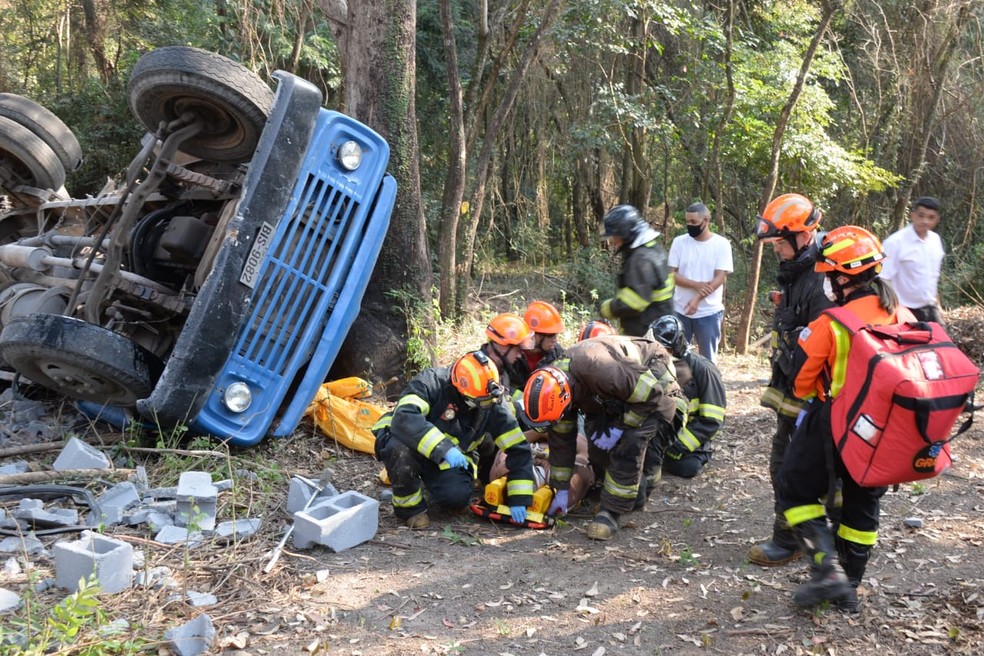 Caminhão com tijolos de cimento cai em ribanceira em Sorocaba — Foto: Arquivo Pessoal/Julio Leite
