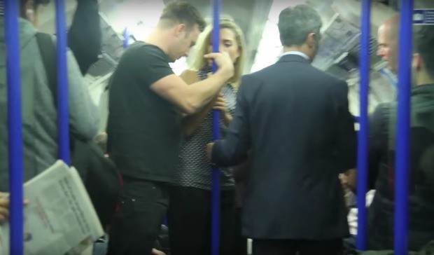 Atores simulam uma situação de assédio em metrô lotado de Londres (Foto: Reprodução / Youtube)