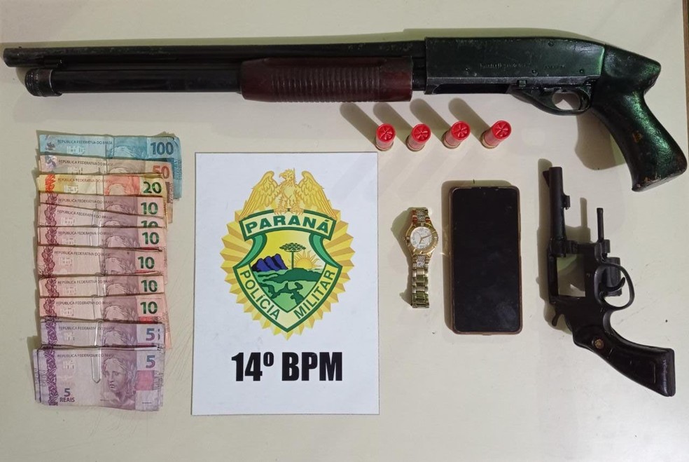 Armas e dinheiro foram apreendidos com suspeitos, em Foz do Iguaçu — Foto: PM/Divulgação