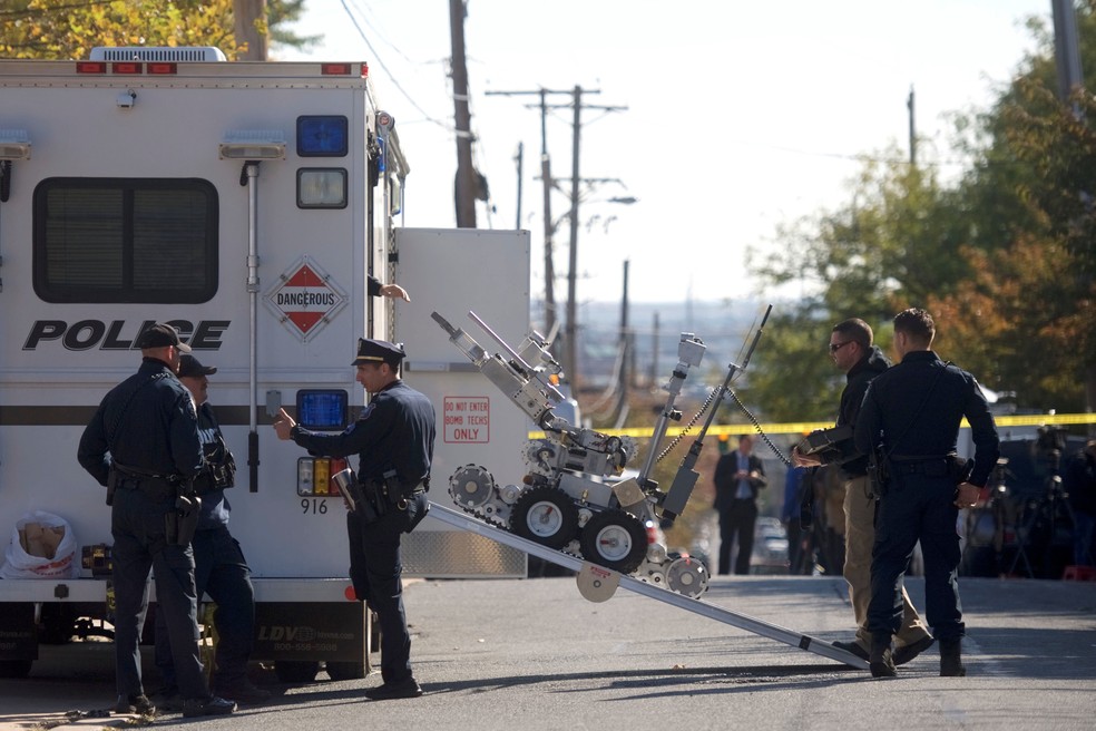 Polícia opera robô de eliminação de bomba nesta quinta-feira (25) do lado de fora de posto dos correios em Wilmington, no estado de Delaware — Foto: Mark Makela/Reuters