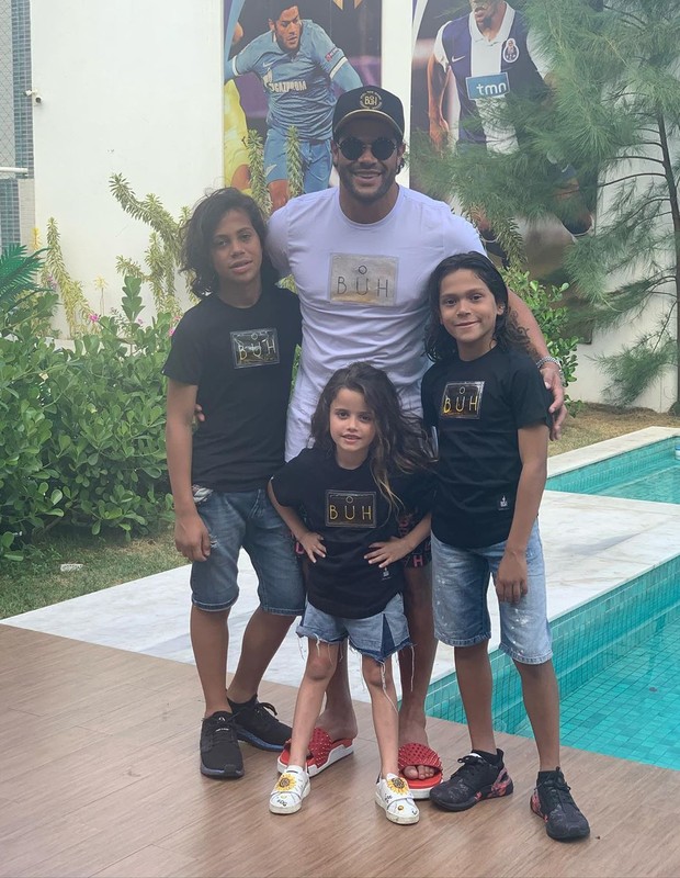 Hulk Paraíba com os filhos (Foto: Reprodução/Instagram)