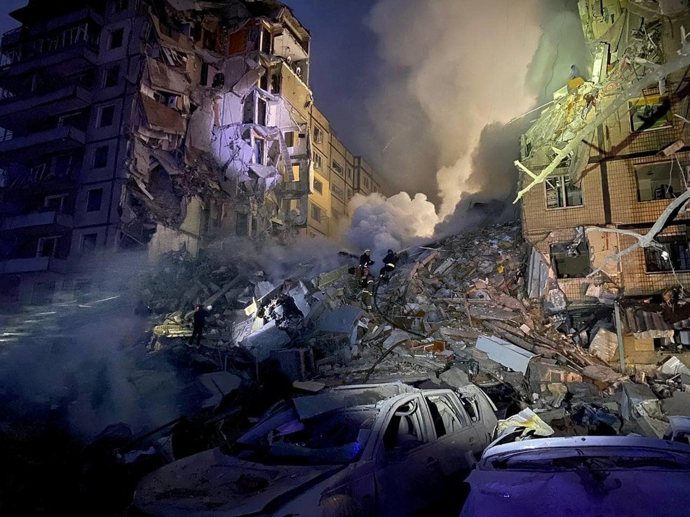 Imagens de escombros aps ataque em Dnipro, na Ucrnia, em 14 de janeiro de 2023 — Foto: Reuters
