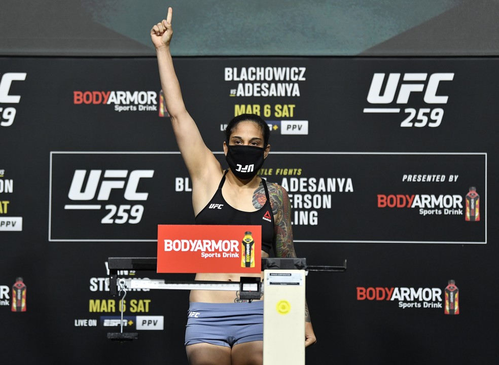 Livinha Souza bateu 52,6kg — Foto: Jeff Bottari/Zuffa LLC