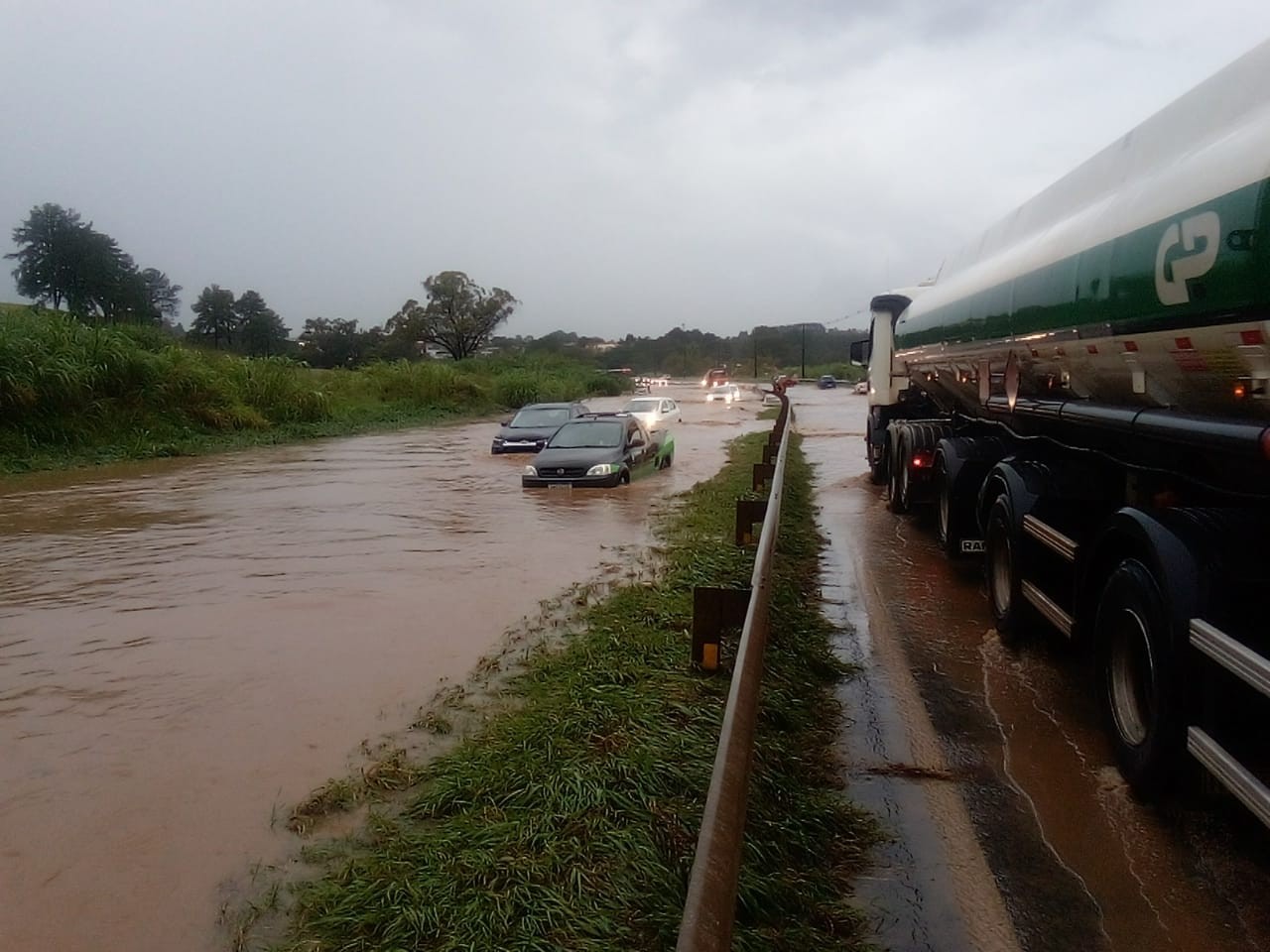 Trecho da BR-376 volta a ficar interditado em Ponta Grossa após rio transbordar; veículos ficaram submersos