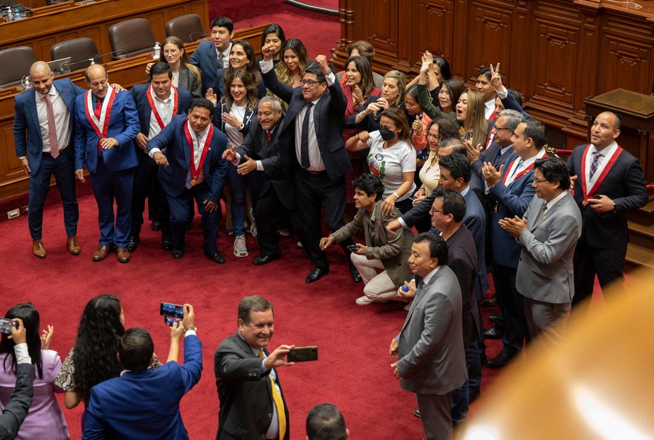 Parlamentares peruanos posam para foto após a votação do impeachment do presidente Pedro Castillo em Lima