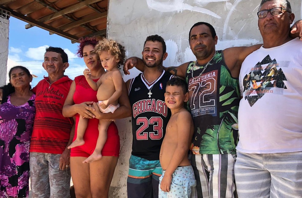 Os pescadores integrantes da mesma família já estão em Camocim. — Foto: Mateus Ferreira/SVM
