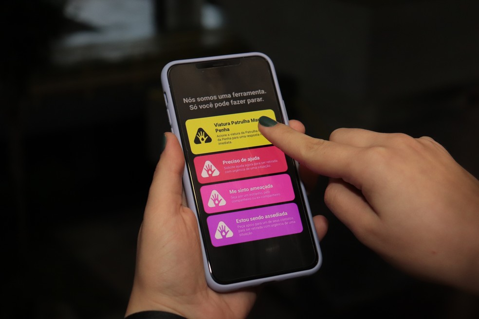 Aplicativo "Está acontecendo" está disponível para mulheres que são acompanhadas pela Patrulha Maria da Penha de Suzano — Foto: Maurício Sordilli/Secop Suzano