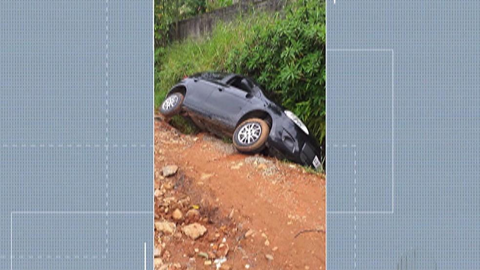 Carros Caem Em Valeta De Rua Sem Asfalto Em Suzano E Moradores Temem Acidente Grave Mogi Das Cruzes E Suzano G1