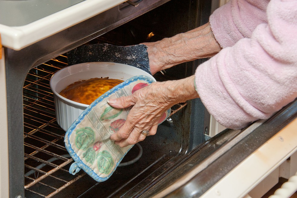 Morar sozinho: é importante checar se não há risco para a pessoa idosa (Foto: https://commons.wikimedia.org/w/index.php?curid=25221123)