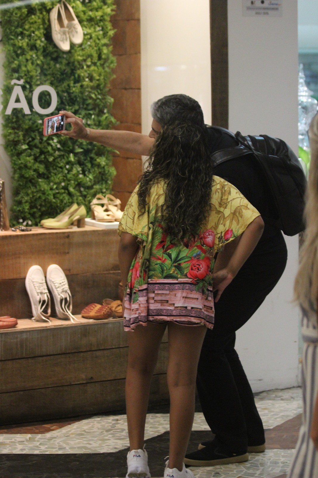 William Bonner é tietado por fãs durante passeio com Natasha Dantas em shopping do Rio de Janeiro (Foto: Rodrigo Adão/ AgNews)