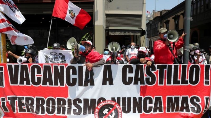 Em Lima, oponentes de Castillo pedem sua 'vacancia' (Foto: Reuters via BBC News)