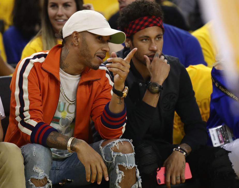 Com história similar à de Neymar ao ir para Mercedes, Hamilton parabeniza amigo 