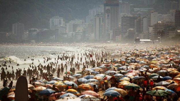 Você prefere passar férias na praia ou na cidade? (Foto: Getty Images via BBC News Brasil)