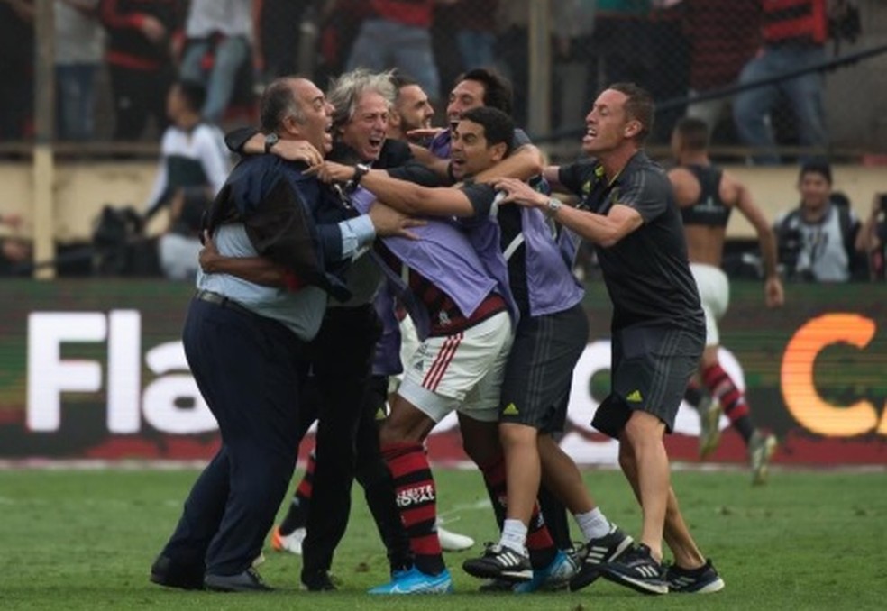 Marcos Braz comemora título com Jorge Jesus no gramado — Foto: Alexandre Vidal / Flamengo