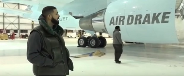 Drake admirando o AirDrake (Foto: Instagram/ Reprodução)