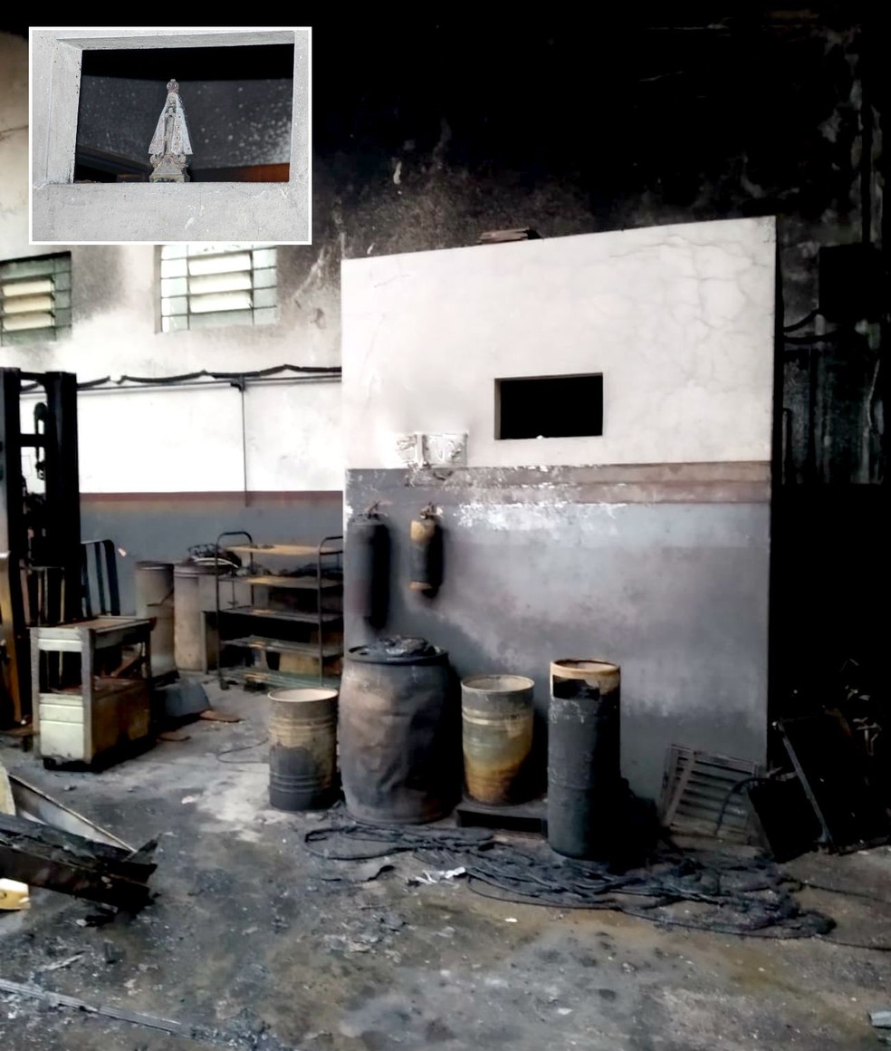 A imagem da santa ficava em um buraco na parede (no detalhe), próximo a peças de ferro que ficaram destruídas pelo calor — Foto: Lucas Pereira/Repórter na Rua/Divulgação