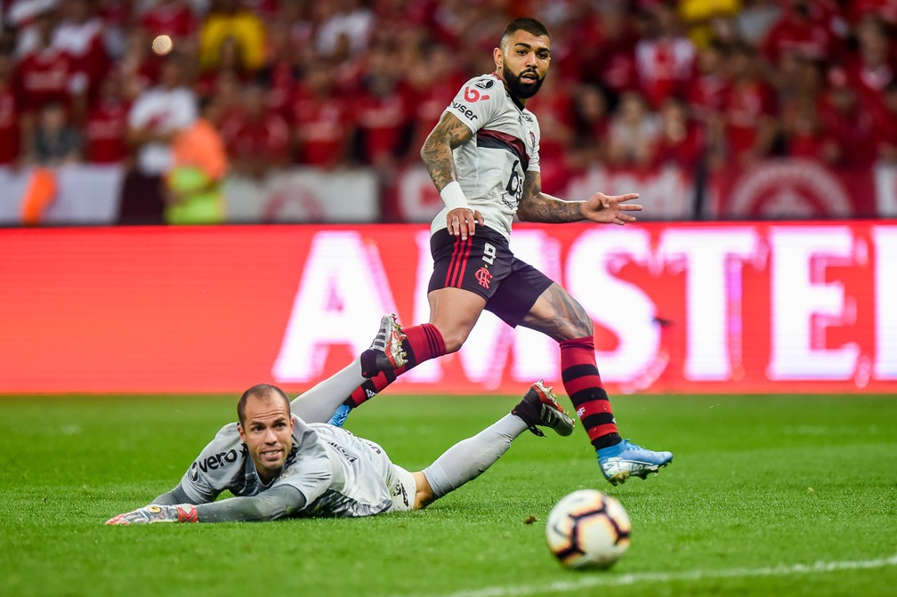 Gabigol contra Marcelo Lomba em duelo pela Libertadores em 2019 — Foto: Vinícius Costa/BP Filmes
