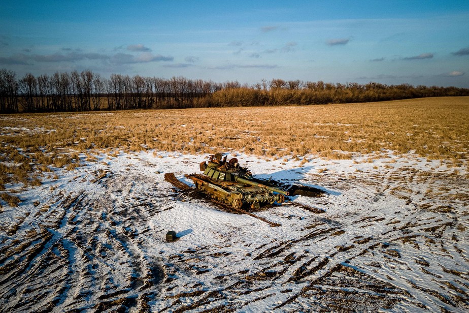 Tanque russo destruído em campo de trigo na região de Kharkiv