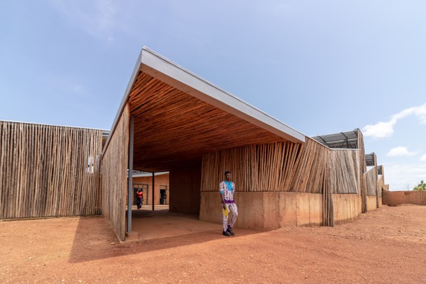 Francis Kéré constrói universidade a partir de argila e madeira de eucalipto (Foto: Divulgação)