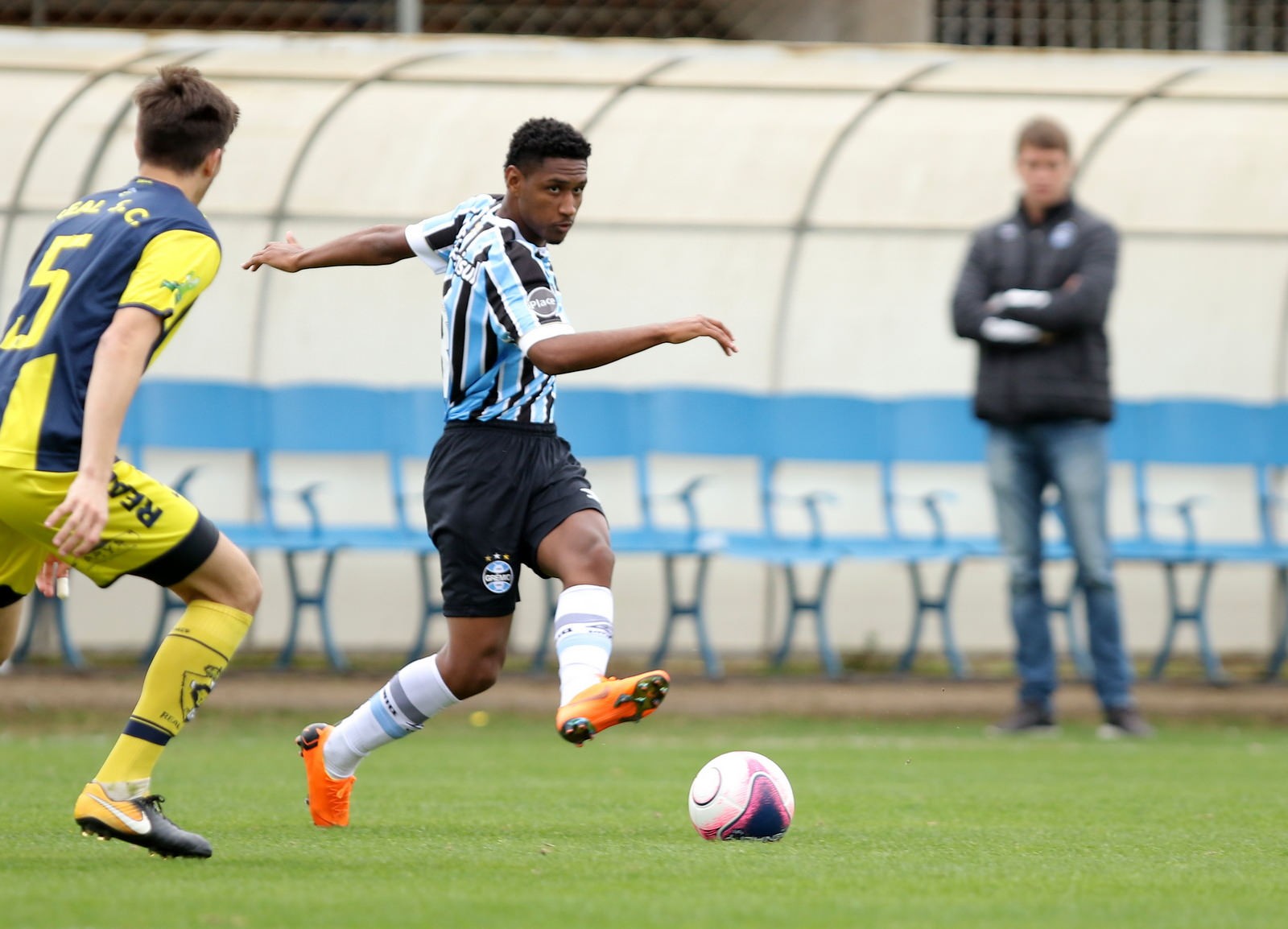 Inspiração em Pelé: conheça o furacão do Grêmio chamado para treinar na Seleção