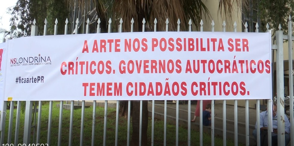 Cartaz de protesto contra a retirada da disciplina de Artes no Paraná — Foto: Reprodução/RPC