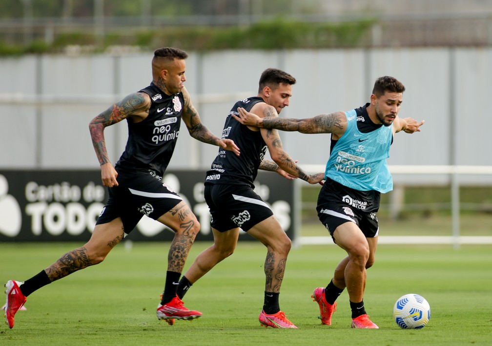 Willian faz treino regenerativo, e reservas do Corinthians vão a campo em reapresentação