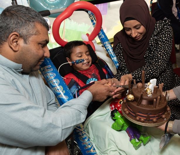A família comemorou o aniversário de Saqib no hospital (Foto: Reprodução/Mirror)
