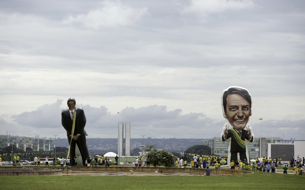 Apoiadores do presidente eleito Jair Bolsonaro inflaram bonecos em área da Esplanada do Ministérios para acompanhar a cerimônia de posse — Foto: Bruno Rocha/FotoArena/Estadão Conteúdo