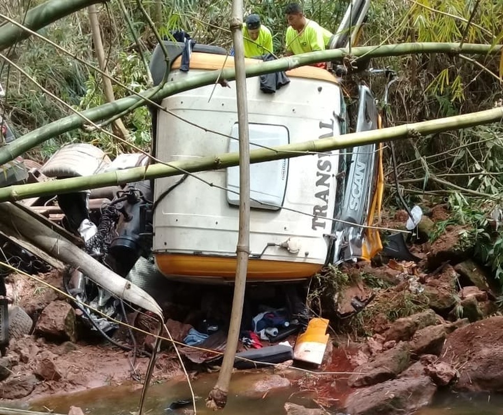 Caminhoneiro foi socorrido com ferimentos leves em Garça — Foto: Corpo de Bombeiros/Divulgação