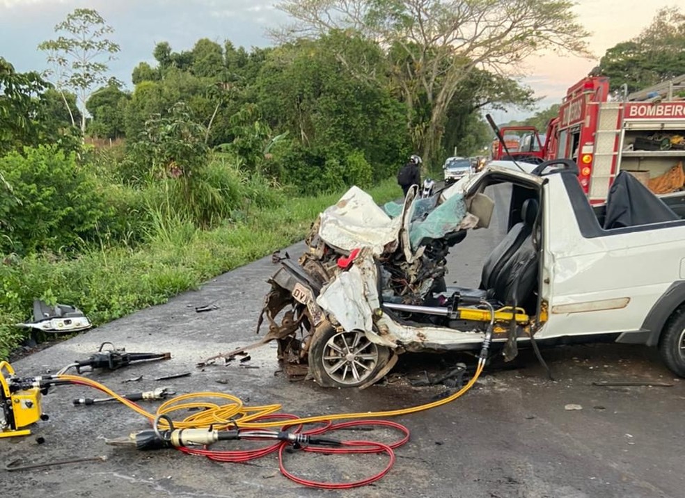 Carro envolvido em acidente com Caçamba em Ihéus — Foto: Redes Sociais