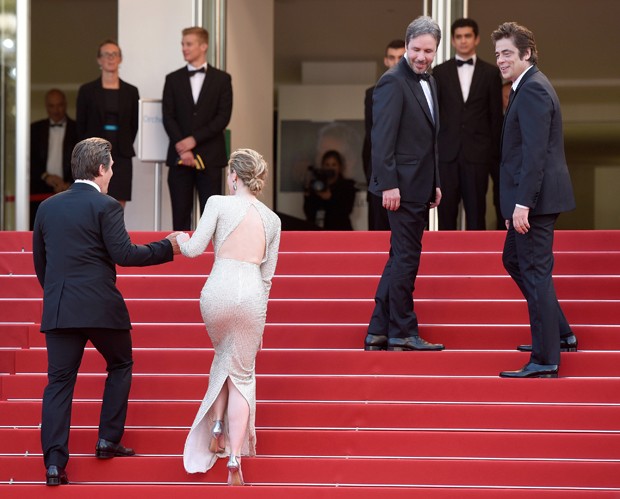 Emily Blunt é auxiliada pelos colegas de elenco na premiere de Sicario (Foto: Getty Images)