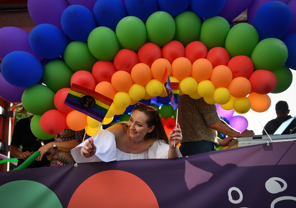 Parada do orgulho gay em Bucareste, na Romênia — Foto: Daniel Mihailescu/AFP