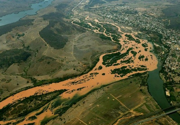 Vista aérea do Rio Doce, com rejeitos de minério liberados pelo rompimento da barragem do Fundão em Mariana (MG). A barragem pertence à Samarco (Foto: SECOM-ES)