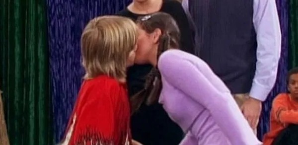 O primeiro beijo da cantora Selena Gomez, com o ator Dylan Sprouse, filmado na série Zack & Cody: Gêmeos em Ação (Foto: Reprodução)