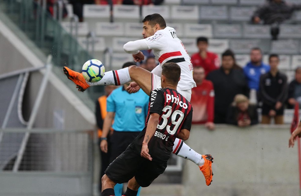 Diego Souza em ação na partida: atacante está empatado com Nenê na artilharia do time (oito gols cada) (Foto: Rubens Chiri/saopaulofc.net)