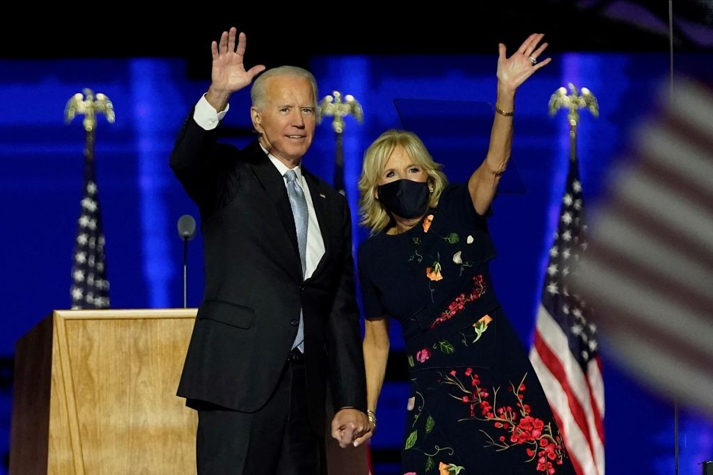 Vestido de R$30 mil usado por Jill Biden na noite da vitória de Joe esgota em poucas horas (Foto: Getty Images)