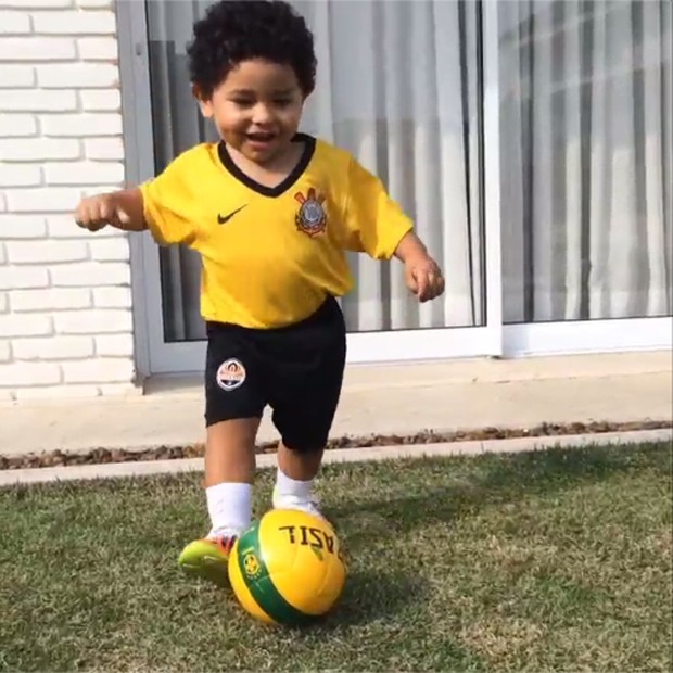 O filho mais velho do jogador Dentinho, Bruno Lucas se diverte com a bola (Foto: Reprodução / Instagram)