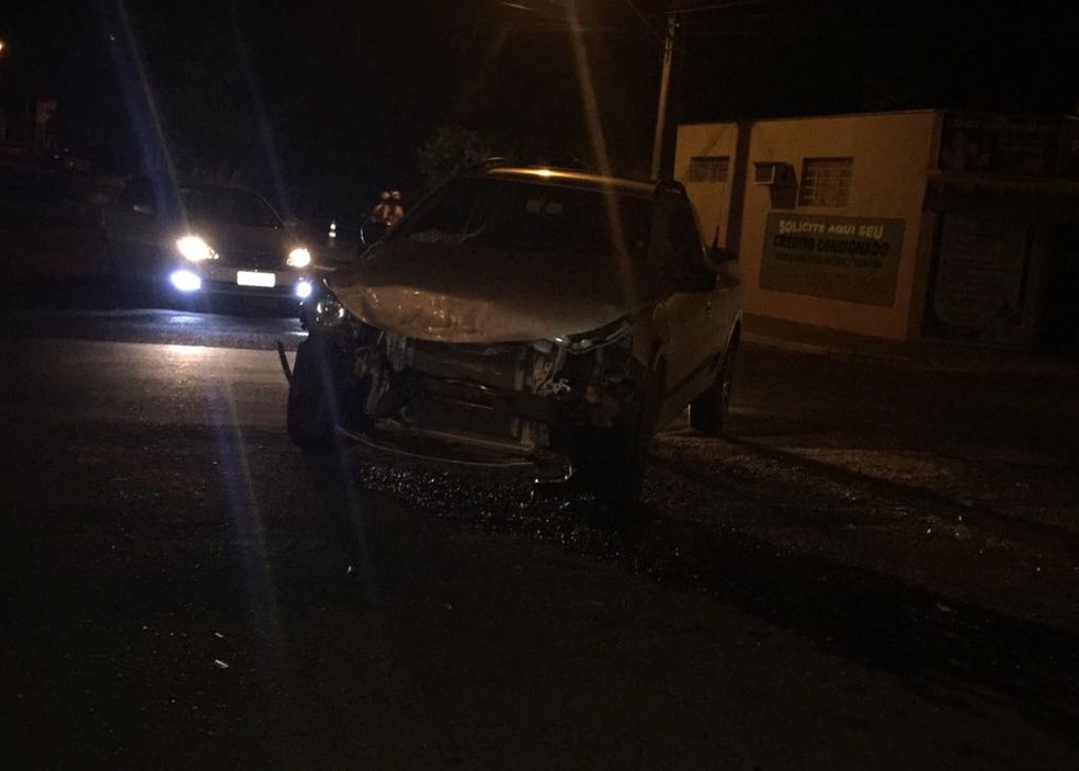 Acidente ocorreu neste domingo (27), em Regente Feij&oacute; (Foto: Cedida )
