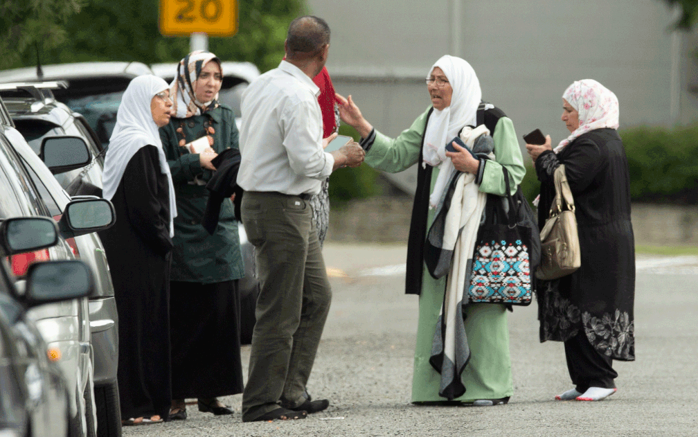 Família muçulmana após tiroteio na mesquita Al Noor, em Christchurch — Foto: SNPA / Martin Hunter / Reuters
