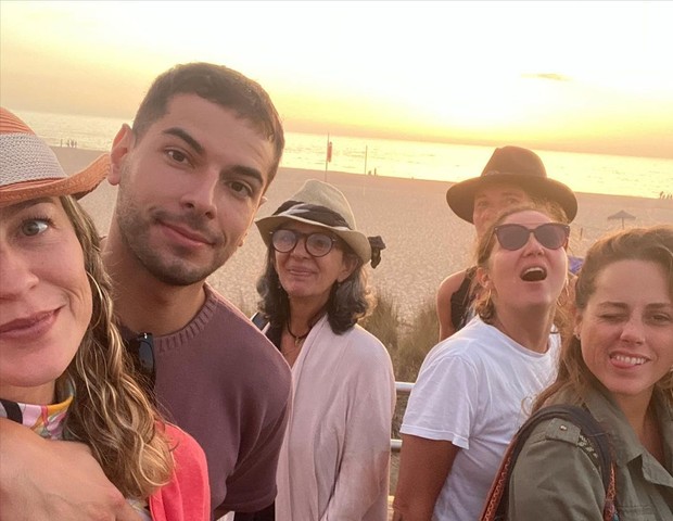 Luana  Piovani com amigas e o namorado (Foto: Reprodução/Instagram)