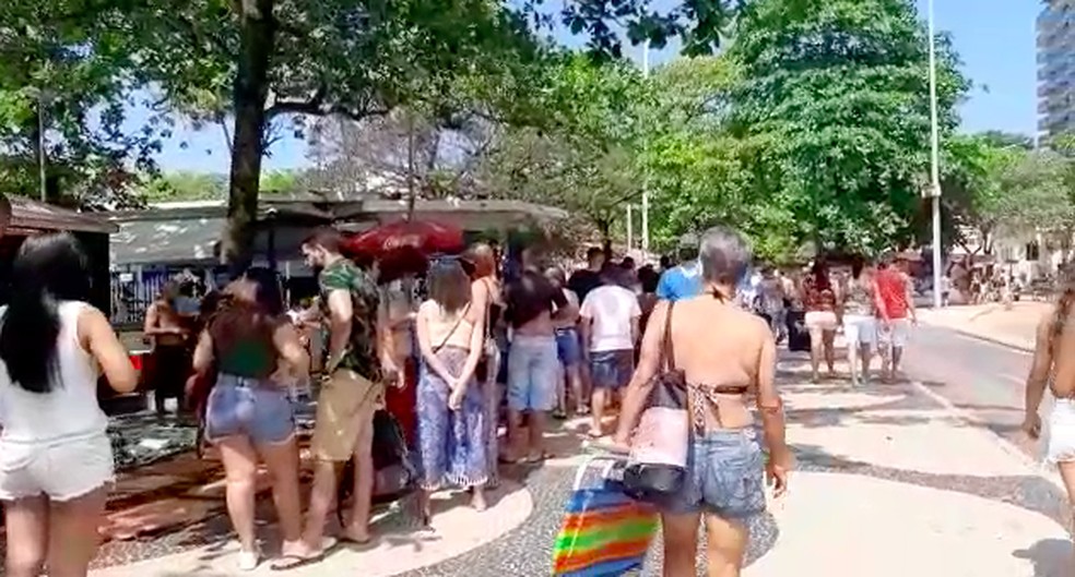 No calçadão, uma fila gigante de pessoas para entrada no Forte de Copacabana.  — Foto: G1 Rio