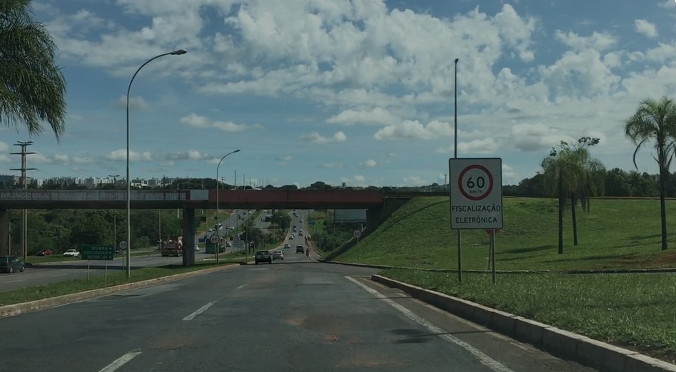 Mesmo com trÃªs placas de sinalizaÃ§Ã£o, pardal da Epia Ã© campeÃ£o de multas do DF em 2018 â Foto: Gabriel Luiz / G1 DF