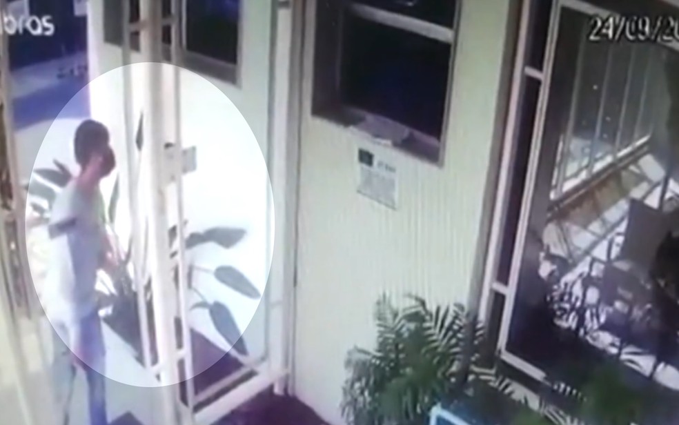 Câmera registra que comparsa de Kauan conversa com porteira para distrai-la, segundo a polícia — Foto: Reprodução/TV Anhanguera
